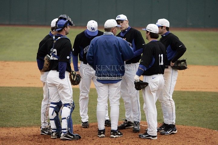The+UK+mens+baseball+team+talks+with+head+coach+Gary+Henderson+during+the+third+inning+of+UKs+win+over+Morehead+State+at+Cliff+Hagan+Stadium+on+Tuesday%2C+March+2%2C+2010.+Photo+by+Britney+McIntosh