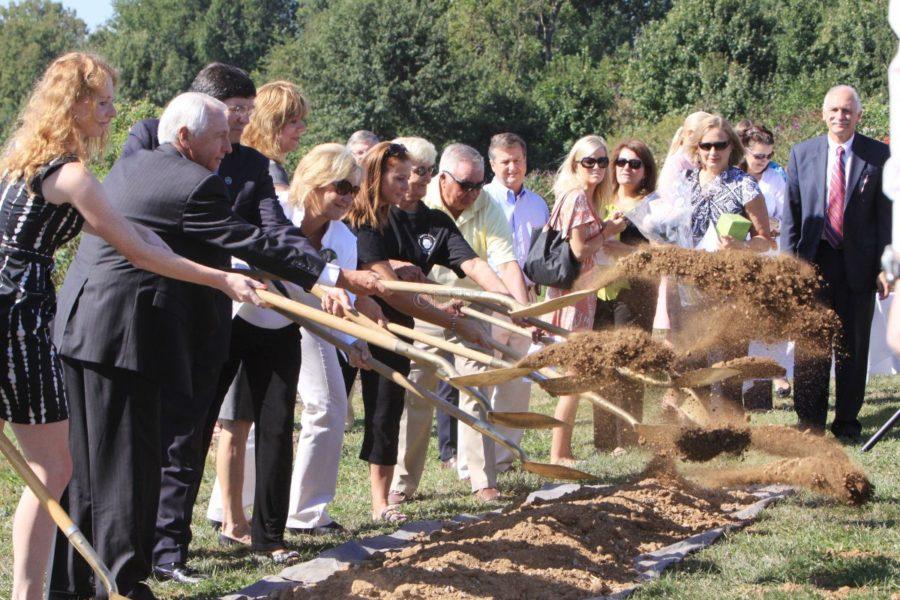 Lexington+residence+gather+at+the+UK+arboretum+for+the+groundbreaking+ceremony+of+the+monument+dedicated+to+the+victims+of+flight+5191.+Photo+by+Scott+Hannigan