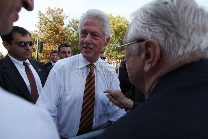 Former+president+Bill+Clinton+speaks+at+the+front+lawn+of+UK+campus+on+Monday%2C+Oct.+11%2C+2010+to+endorse+Jack+Conway.+Photo+by+Britney+McIntosh