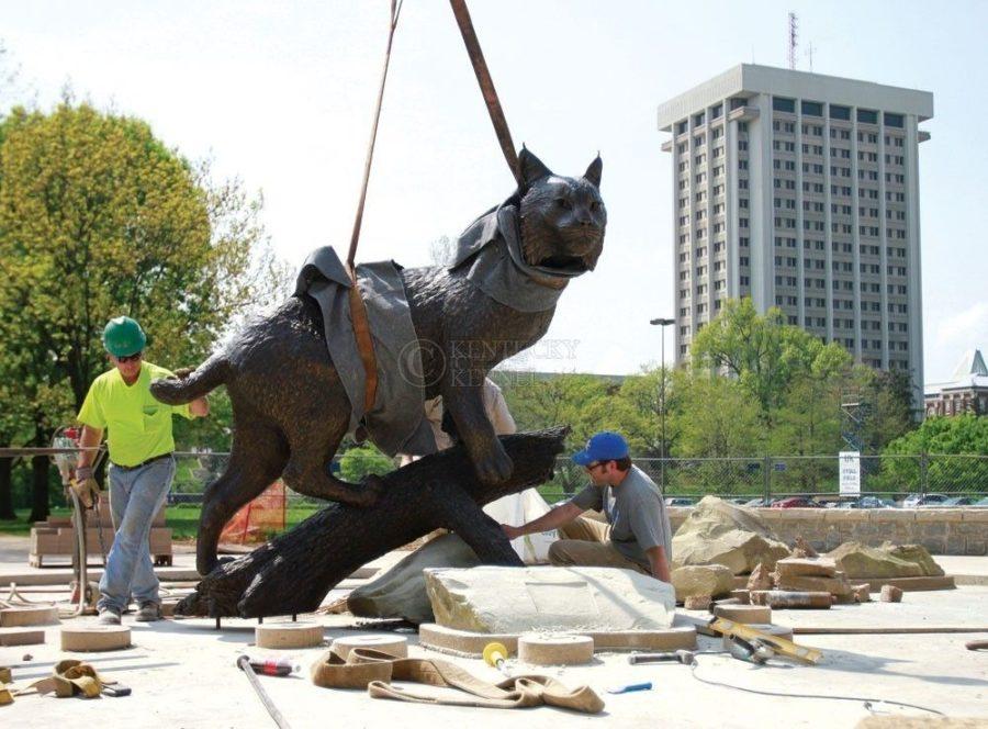 Sculptor+Matthew+Gray+Palmer%2C+right%2C+and+others+work+to+install+a+bronze+wildcat+statue+across+from+Memorial+Coliseum%2C+as+part+of+what+will+be+the+Wildcat+Alumni+Plaza%2C+on+April+3%2C+2012.+Photo+by+Becca+Clemons