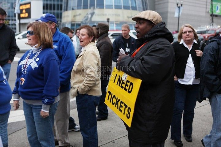 Scalpers+sell+tickets+outside+of+Bridgestone+Arena+in+Nashville%2C+Tenn.%2C+during+the+SEC+Semifinals+on+Saturday%2C+March+13%2C+2010.+Photo+by+Britney+McIntosh