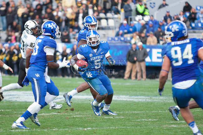 UK+football+player+Ashely+Lowery+runs+with+the+ball+during+the+second+half+of+the+UK+vs.+Vanderbilt+football+game+at+Commonwealth+Stadium+in+Lexington%2C+Ky.%2C+on+Saturday%2C+November+3%2C+2012.+Photo+by+Adam+Chaffins
