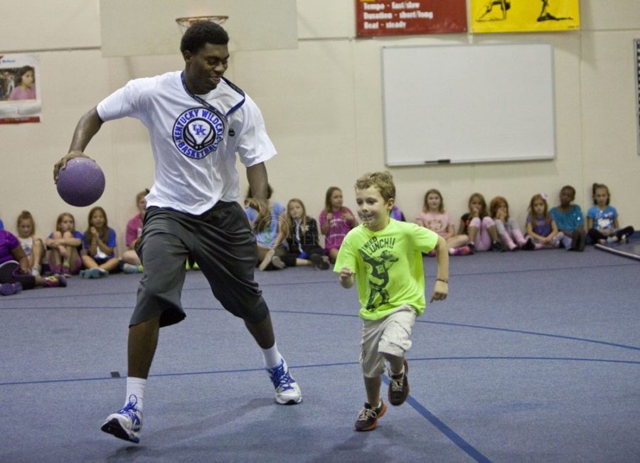 Dakari+Johnson+plays+matball+with+first+grader+Paul+Wilson+at+Picadome+elementary+school+in+Lexington%2C+Ky.%2C+on+Monday%2C+September+30%2C+2013.+Photo+by+Emily+Wuetcher