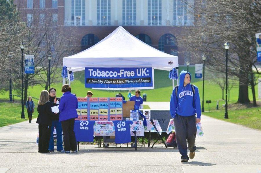 Students+walk+past+the+Tabacco-Free+UK+booth+near+William+T.+Young+Library+in+Lexington+%2C+Ky.%2Con+Tuesday%2C+April+8%2C+2014.+Photo+by+Ben+Rickard