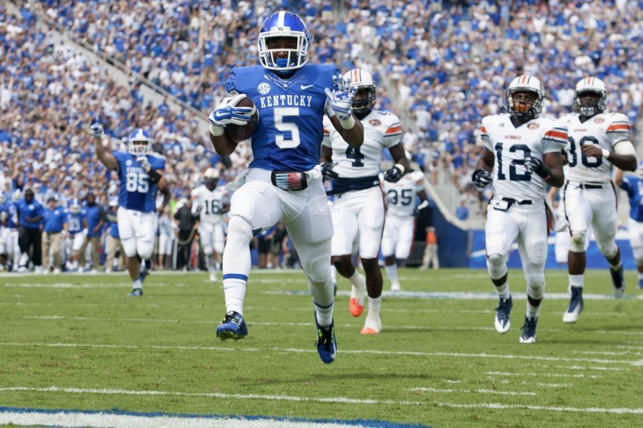 Kentucky+running+back+Braylon+Heard+%285%29+scores+his+first+of+two+touchdowns+during+the+first+half+during+the+game+between+the+University+of+Kentucky+vs.+University+of+Tennessee+Martin+football+at+Commonwealth+Stadium+in+Lexington%2C+Ky.%2C+on+Saturday%2C+August+30%2C+2014.+Kentucky+leads+Tennessee+Martin+35-0.+Photo+by+Michael+Reaves