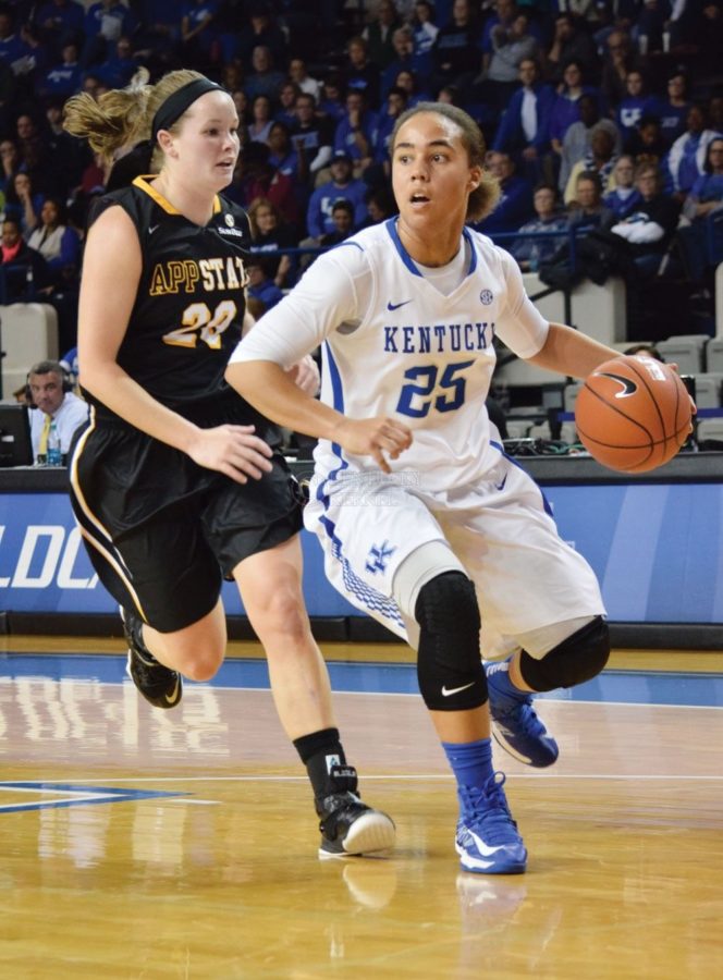 Sophomore+guard+Makayla+Epps+%2825%29+drives+past+an+Appalachian+defender+in+the+first+half+on+Friday%2C+November+14%2C+2014+in+Lexington%2C+Ky.+Kentucky+defeated+Appalachian+State+111-74.+Photo+by+Hunter+Mitchell