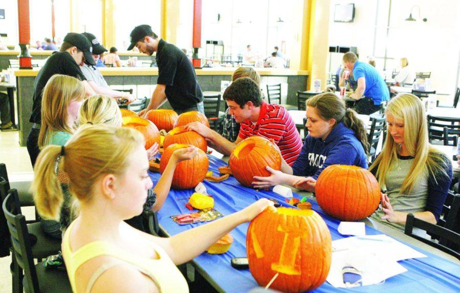 UK+students+participate+in+the+third+annual+pumpkin+carving+contest+at+Commons+Market+Wednesday+evening.+Photo+by+Scott+Hannigan
