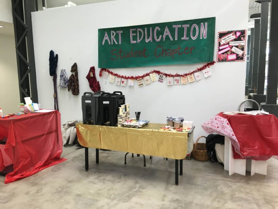 UKs Art Education Association knows how to recruit. In the Visual Arts Building on Bolivar Street, they have served hot chocolate to shivering students in February.