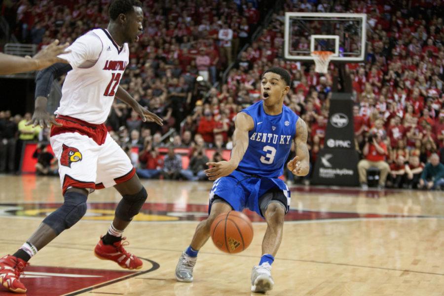 Guard+Tyler+Ulis+of+the+Kentucky+Wildcats+passes+the+ball+during+the+game+against+the+Louisville+Cardinals+at+KFC+Yum%21+Center+on+Saturday%2C+December+27%2C+2014+in+Louisville+%60%2C+Ky.+Kentucky+leads+Louisville+22-18+at+halftime.+Photo+by+Michael+Reaves+%7C+Staff%C2%A0