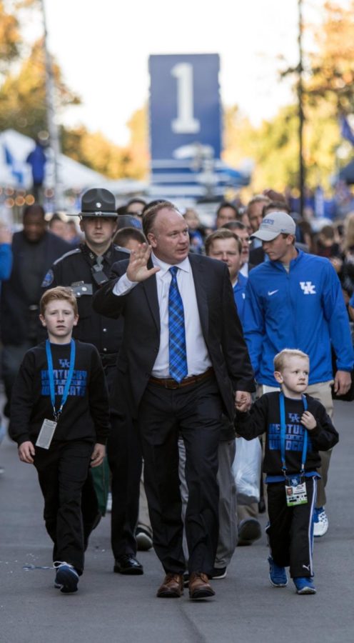 Coach+Mark+Stoops+and+his+sons+enjoy+the+Cat+Walk+before+the+game+against+Mississippi+State+on+Saturday%2C+October+22%2C+2016+in+Lexington%2C+Ky.+photo+by+Addison+Coffey+%7C+Staff