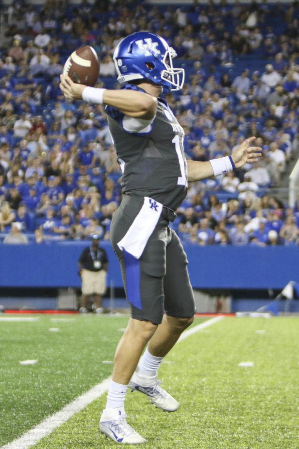 Kentucky+Wildcats+quarterback+Gunnar+Hoak+throws+a+touchdown+pass+during+the+blue+white+spring+game+at+Commonwealth+Stadium+on+Friday%2C+April+14%2C+2017+in+Lexington%2C+KY.+Photo+by+Addison+Coffey+%7C+Staff.