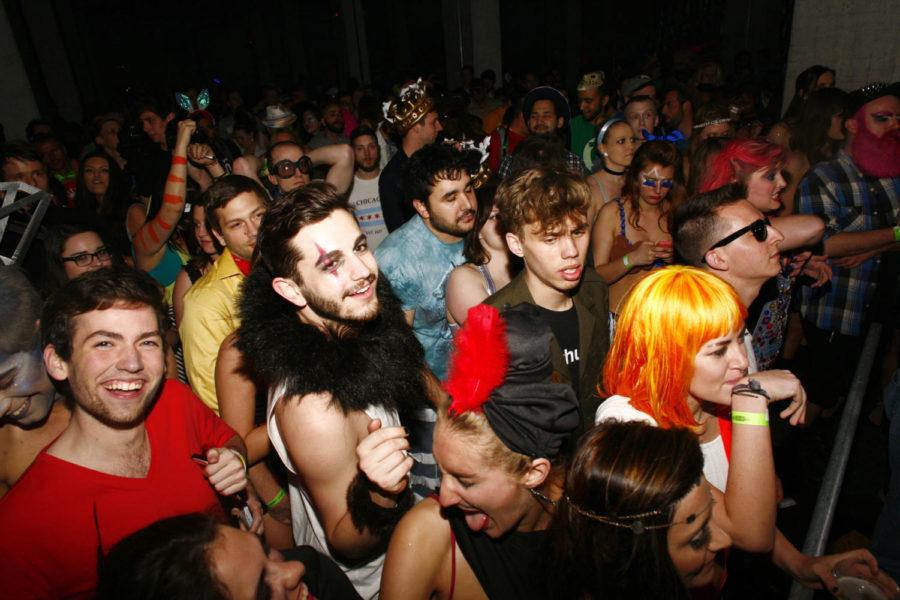 Beaux+Arts+Ball+attendees+enjoy+the+sounds+and+visuals+of+the+show+during+the+Beaux+Arts+Ball+at+the+Pepper+Warehouse+on+Saturday%2C+April+11%2C+2015+in+Lexington%2C+Ky.+Photo+by+Adam+Pennavaria+%7C+Staff