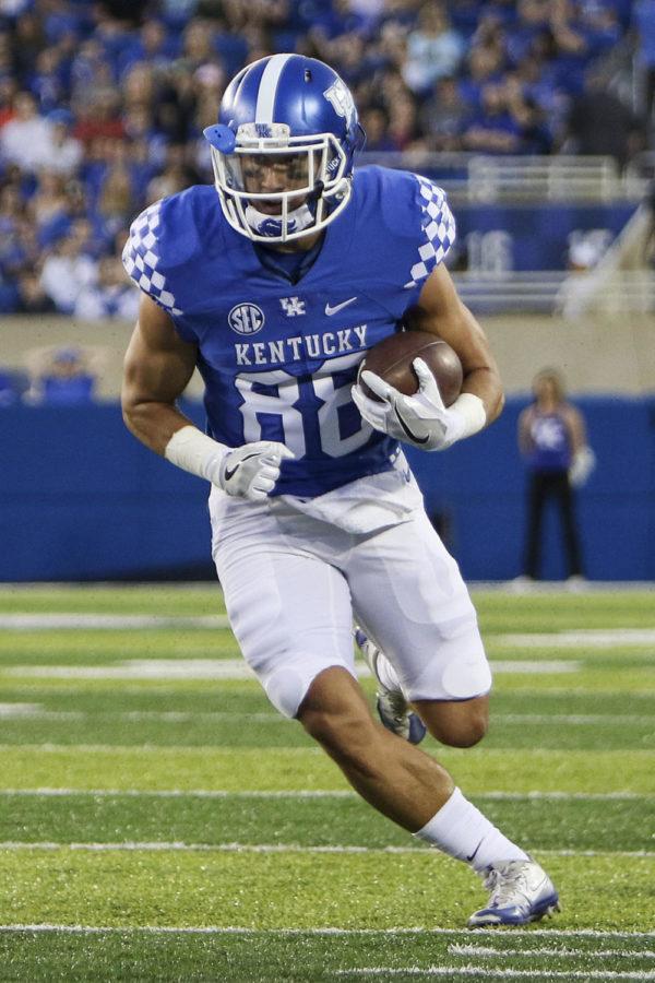 Kentucky+Wildcats+wide+receiver+Charles+Walker+runs+down+field+during+the+blue+white+spring+game+at+Commonwealth+Stadium+on+Friday%2C+April+14%2C+2017+in+Lexington%2C+KY.+Photo+by+Addison+Coffey+%7C+Staff