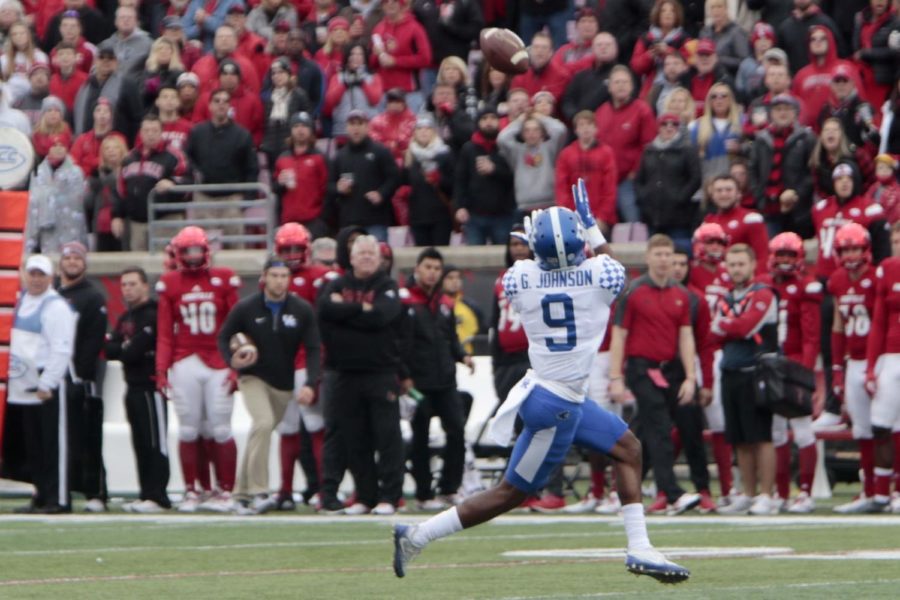 Kentucky+wide+receiver+Garrett+Johnson+catches+a+deep+pass+during+the+game+against+the+Louisville+Cardinals+on+Saturday%2C+November+26%2C+2016+in+Lexington%2C+Ky.+Photo+by+Hunter+Mitchell+%7C+Staff