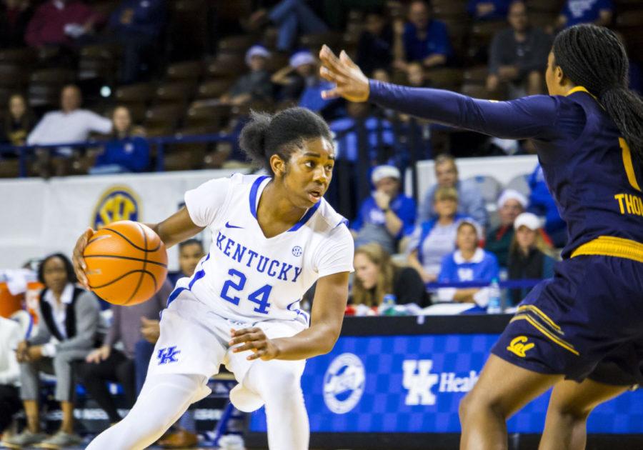 Junior+guard+Taylor+Murray+gets+ready+to+pass+the+ball+during+the+game+against+California+on+Thursday%2C+December+21%2C+2017+in+Lexington%2C+Kentucky.+Kentucky+was+defeated+62-52.+Photo+by+Olivia+Beach+%7C+Staff