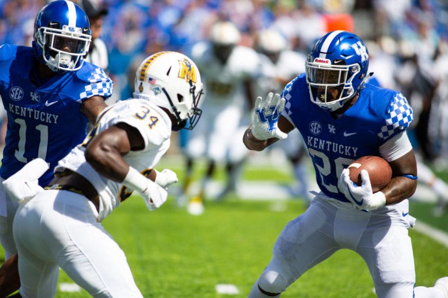 Kentucky+Wildcats+running+back+Benny+Snell+Jr.+%2826%29+tries+to+maneuvers+around+defenders+during+the+game+against+Murray+State+on+Saturday%2C+Sept.+15%2C+2018%2C+in+Lexington%2C+Kentucky.+Kentucky+defeated+Murray+48-10.+Photo+by+Jordan+Prather+%7C+Staff