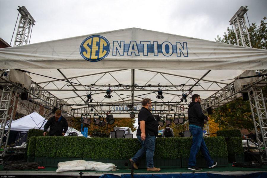 ESPNs crew builds the set for the SEC Nation show on Thursday, Nov. 1, 2018, in front of William T. Young library in Lexington, Kentucky. Photo by Jordan Prather | Staff