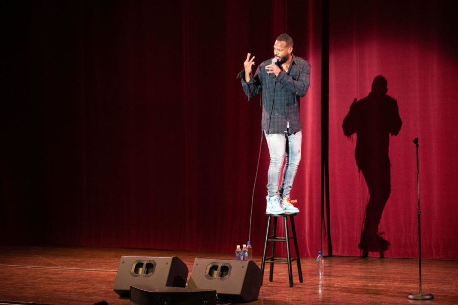 Marlon+Wayans+stands+up+on+a+stool+while+delivering+a+joke.+Stand+up+comedian+and+actor+Marlon+Wayans+preformed+at+the+Singletary+Center+as+Student+Activities+Boards+spring+comedian+on+Tuesday%2C+March+19%2C+2019%2C+in+Lexington%2C+Kentucky.+Photo+by+Michael+Clubb+%7C+Staff