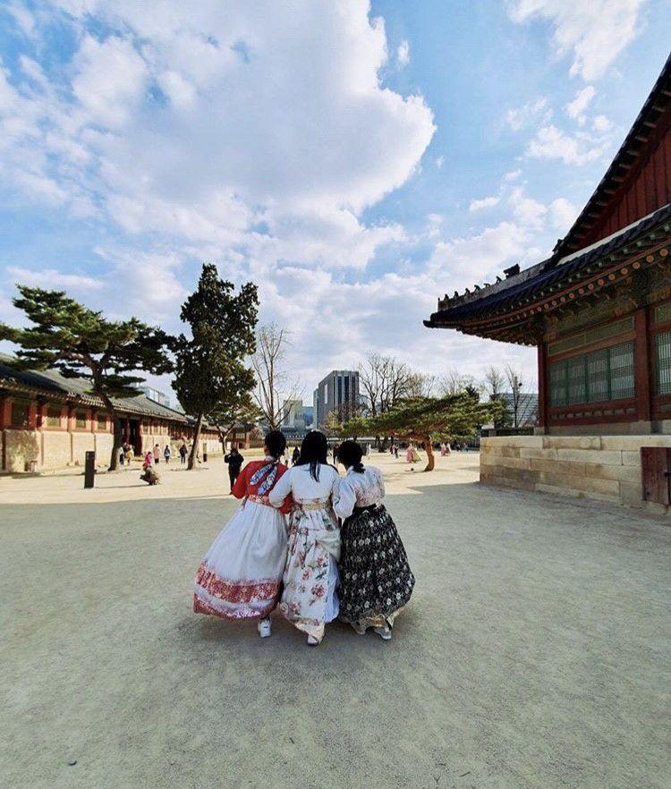 Leslie Bueno and other exchange students visited Seouls Gyeoungbokung Palace wearing “hanboks,” dresses that are worn for traditional events in South Korea. Photo provided.