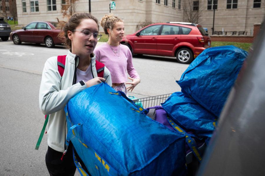 UK freshman interior design major Caroline Slicer packs bags into the back of a car for spring break on Thursday, March 12, 2020, at the the University of Kentucky in Lexington, Kentucky. Photo by Michael Clubb | Staff