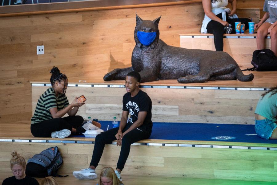 Students+sit+in+front+of+a+masked+wildcat+statue+on+the+Social+Staircase+in+the+Gatton+Student+Center+during+the+first+day+of+classes+for+the+fall+2020+semester+on+Monday%2C+Aug.+17%2C+2020%2C+at+the+University+of+Kentucky+in+Lexington%2C+Kentucky.+Photo+by+Michael+Clubb+%7C+Staff