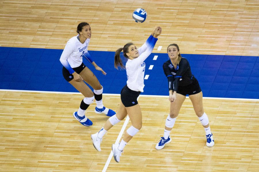 Kentucky Wildcats setter Madison Lilley (3) sets the ball during the University of Kentucky vs. Texas NCAA women’s volleyball championship game on Saturday, April 24, 2021, at CHI Health Center in Omaha, Nebraska. UK won 3-1. Photo by Michael Clubb | Staff