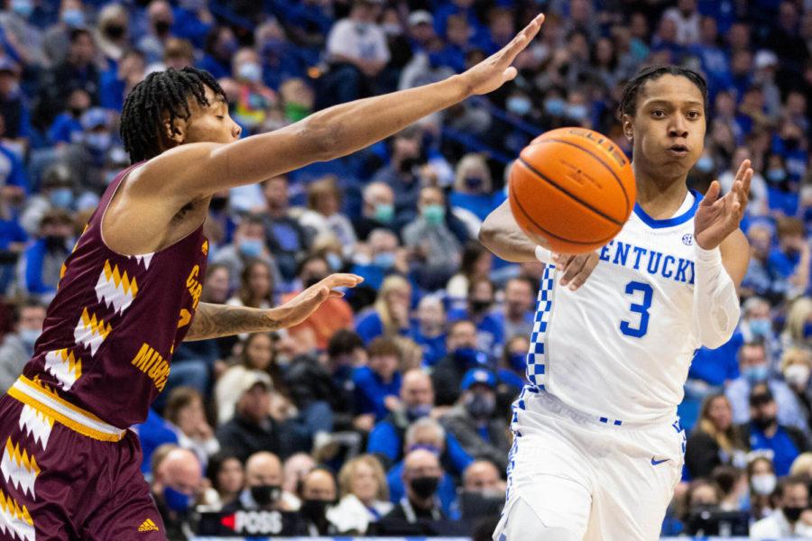 Kentucky Wildcats guard TyTy Washington Jr. (3) passes the ball during the UK vs. Central Michigan men’s basketball game on Monday, Nov. 29, 2021, at Rupp Arena in Lexington, Kentucky. UK won 85-57. Photo by Michael Clubb | Staff