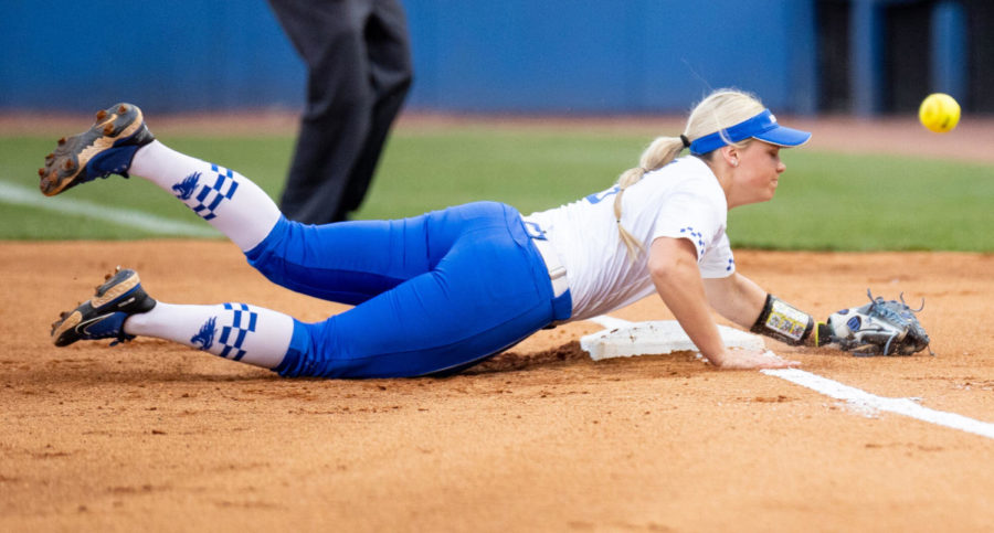Kentucky+infielder+Taylor+Ebbs+%283%29+dives+for+a+foul+ball+during+the+UK+vs.+Oklahoma+softball+game+on+Tuesday%2C+March+22%2C+2022%2C+at+John+Cropp+Stadium+in+Lexington%2C+Kentucky.+Oklahoma+won+9-1.+Photo+by+Jack+Weaver+%7C+Staff