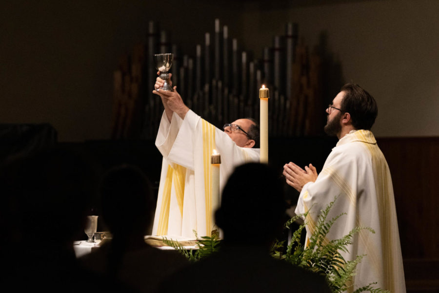 Rev. Alfredo Basualdo and Rev. Ben Horn prepare for communion at Anne Marie Gieske’s memorial mass on Thursday, Nov. 3, 2022, at the Catholic Newman Center in Lexington, Kentucky. Photo by Abbey Cutrer | Staff