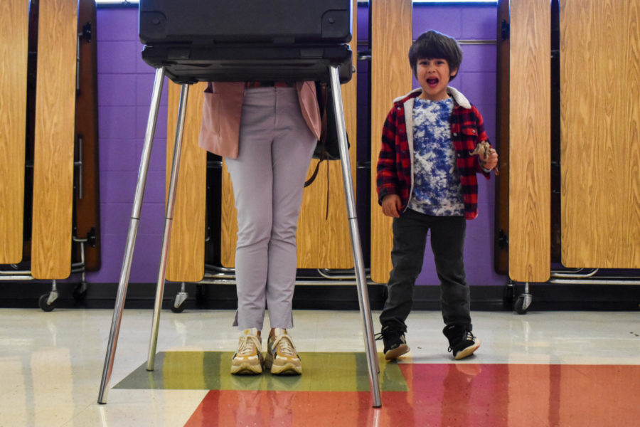 A+voter+fills+out+a+ballot+with+her+child+on+Tuesday%2C+Nov.+8%2C+2022%2C+at+Maxwell+Elementary+School+in+Lexington%2C+Kentucky.+Photo+by+Abbey+Cutrer+%7C+Kentucky+Kernel