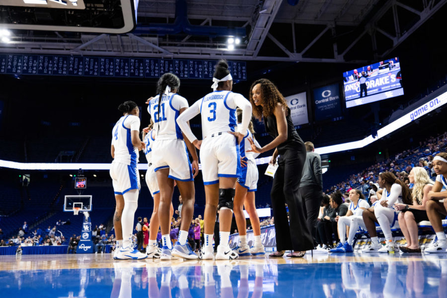 Kentucky Wildcats head coach Kyra Elzy huddles up with Kentucky players during the Kentucky vs. No. 7 LSU womens basketball game on Sunday, Jan. 8, 2023, at Rupp Arena in Lexington, Kentucky. UK lost 67-48. Photo by Isabel McSwain | Staff