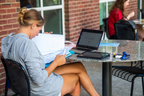 Torie Buerger studies outside of the William T. Young Library on Tuesday, Aug. 30, 2022, at University of Kentucky in Lexington, Kentucky. Photo by Morgan Simmons | Staff