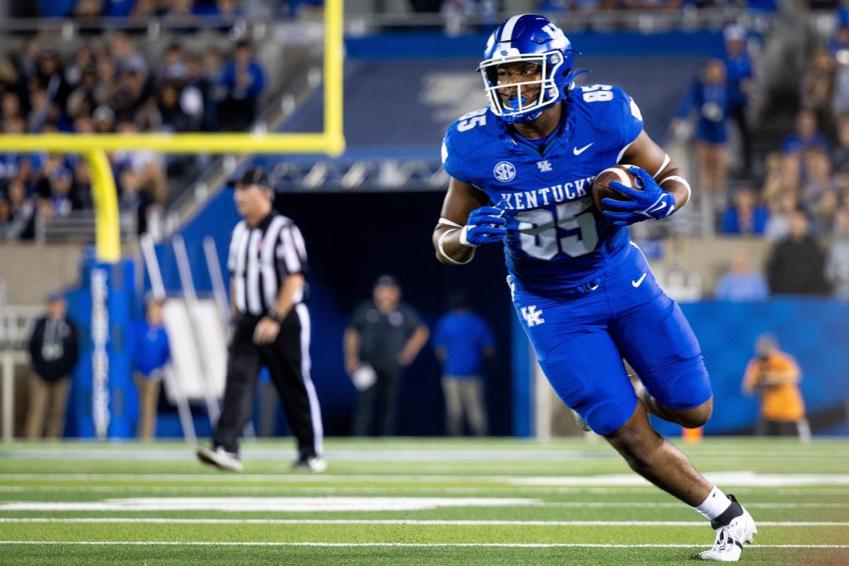 Kentucky+tight+end+Jordan+Dingle+%2885%29+runs+with+the+ball+during+the+Kentucky+vs.+Tennessee+football+game+on+Saturday%2C+Oct.+28%2C+2023%2C+at+Kroger+Field+in+Lexington%2C+Kentucky.+Kentucky+lost+33-27.+Photo+by+Samuel+Colmar+%7C+Staff