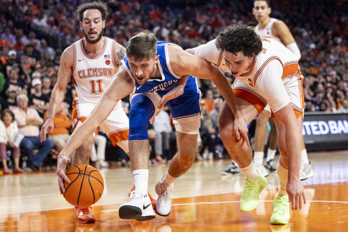 Kentucky Wildcats forward Andrew Carr (7) tries to secure a lose ball during the basketball game vs. Clemson on Tuesday, Dec. 3, 2024, at Littlejohn Coliseum in Clemson , South Carolina . Photo by Matthew Mueller | Photo Editor