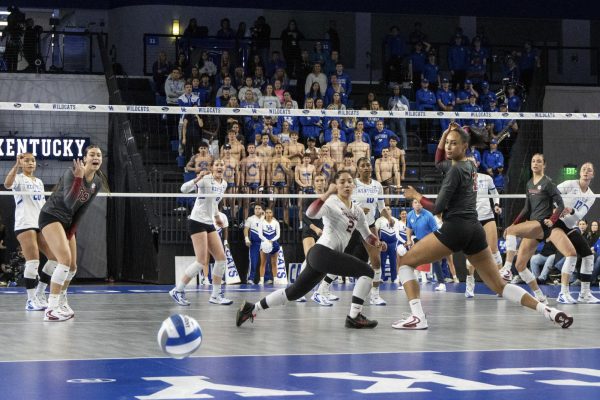 Players from the Universitty of Kentucky and the University of Oklahoma watch the ball go over the line on Friday, Nov. 14, 2025, at the Memorial Coliseum in Lexington, Ky. Photo by Brooke Johnson | Staff