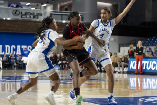 Georgia guard Dani Carnegie (3) drives past Kentucky guard Tonie Morgan (3) and Lexie Blue (4) during the Women’s basketball game against Kentucky on Saturday, Jan, 24, 2026, at Memorial Coliseum in Lexington, Ky. Kentucky Photo by Kate Bonafede | Staff
